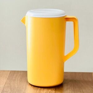Vintage Rubbermaid 2 Quart Juice Container Bright Orangey- Yellow Daffodil #2445